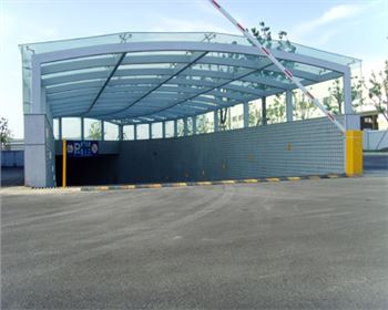 玻璃車(chē)庫(kù)入口