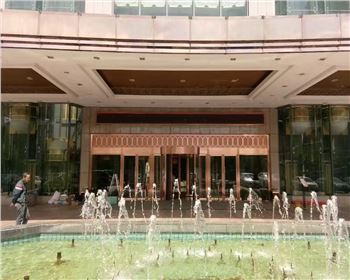 兩翼旋轉(zhuǎn)門轉(zhuǎn)起來。